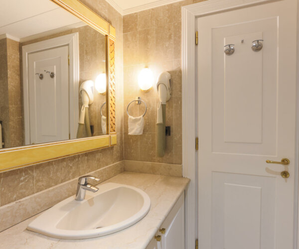 MONOLOCALE ARREDATO CON CANTINA E PARCHEGGIO INCLUSI | 1/8