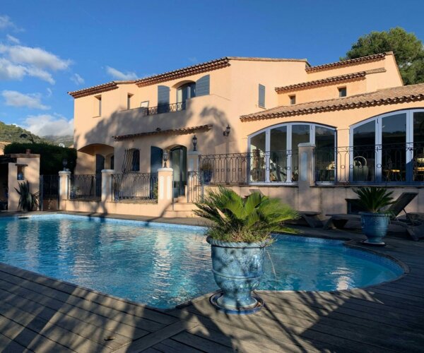 VILLA WITH POOL IN RESIDENTIAL AREA | 1/15