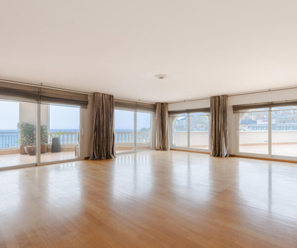 MAESTOSO APPARTAMENTO 5 CAMERE DA LETTO CON PISCINA E VISTA MARE | 1/15