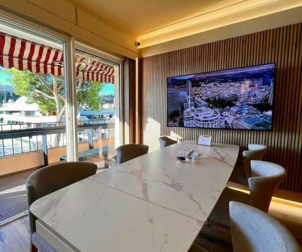 UFFICIO LUSSUOSAMENTE RISTRUTTURATO CON VISTA MARE | 1/8