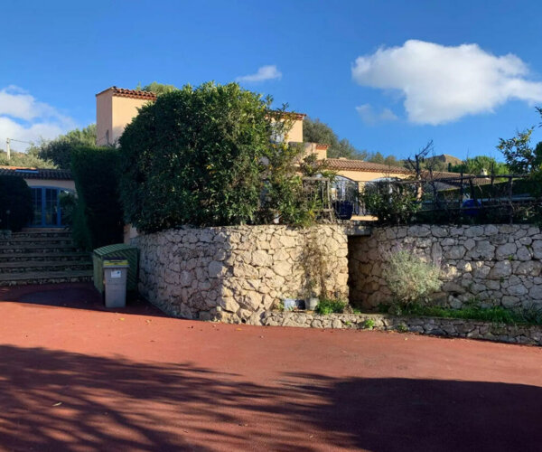 VILLA WITH POOL IN RESIDENTIAL AREA | 1/15