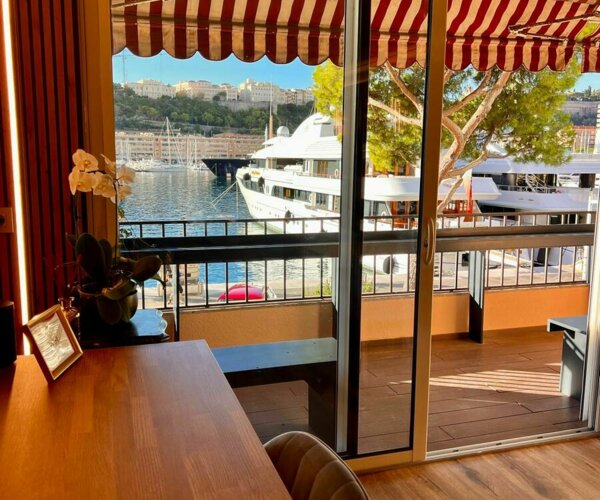 BUREAU LUXUEUSEMENT RENOVE AVEC VUE MER | 1/8