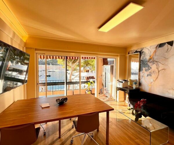 BUREAU LUXUEUSEMENT RENOVE AVEC VUE MER | 1/8